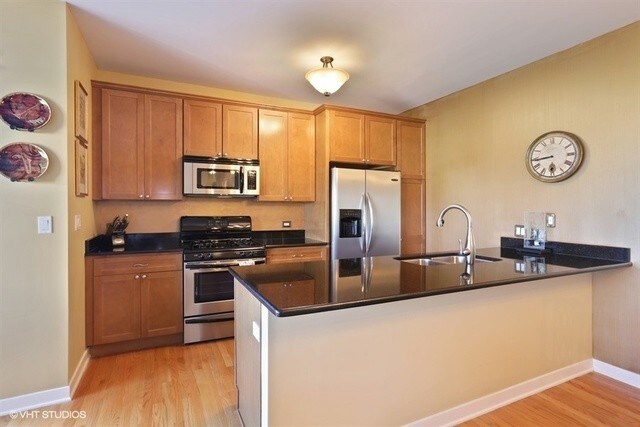 Building Photo - 834 W Montrose Ave