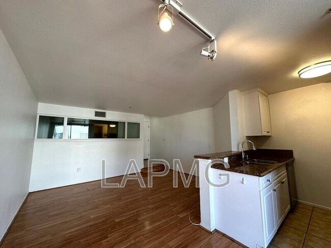 Foto del edificio - 7320 Hawthorn Ave
