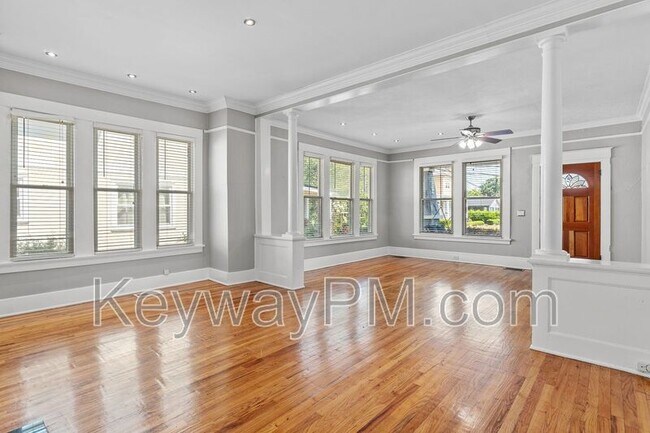 Foto del edificio - 1319 Baker Ave