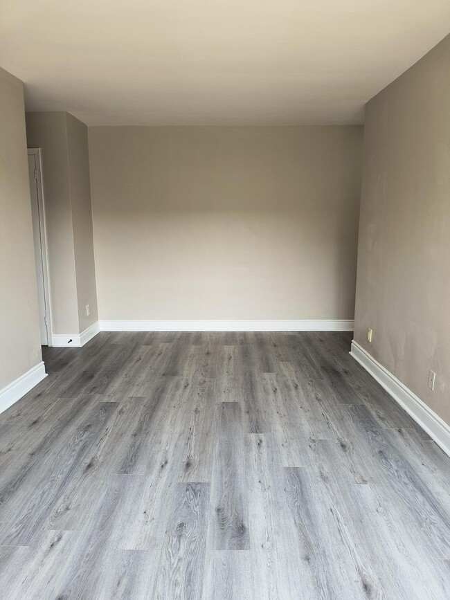 Building Photo - 19 Iroquois St