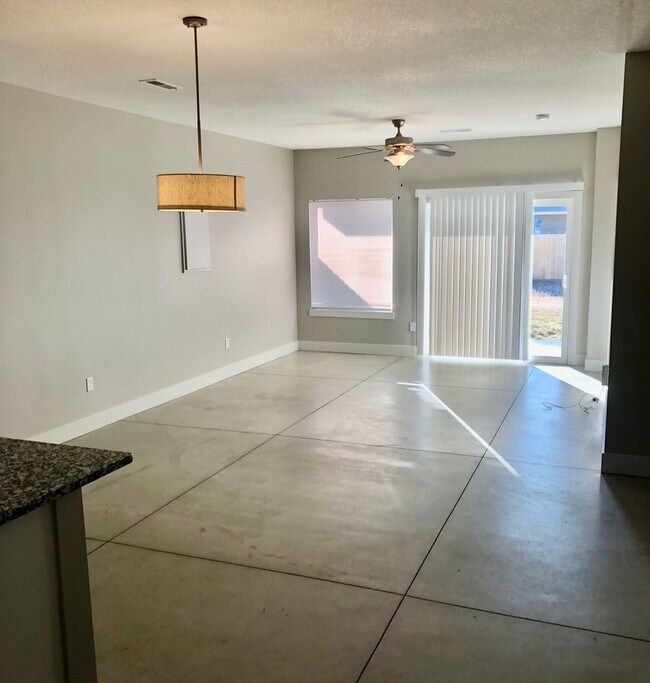 Foto del edificio - New Construction Across from McConnell! De...