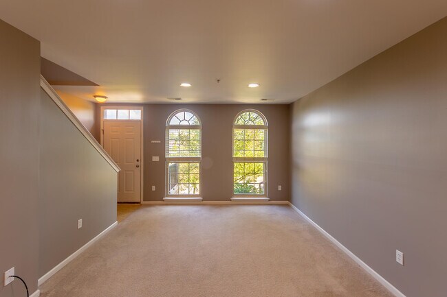 Building Photo - 39649 Springwater Dr