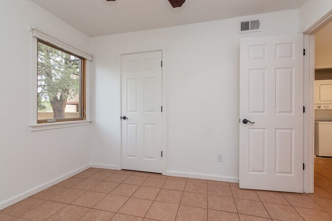 Foto del edificio - Fully Furnished One Bedroom Condo Availabl...