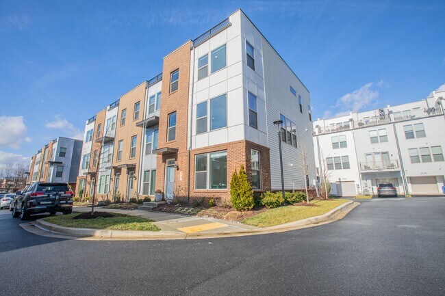 Building Photo - Lavish 3 BR/3.5 BA EOG Townhome in Rockville!