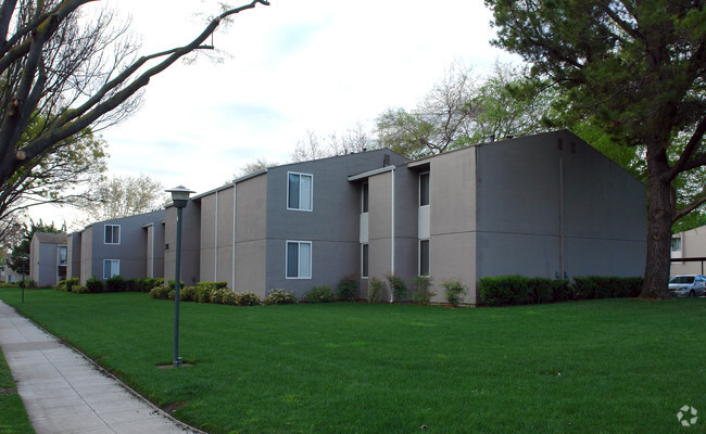 Building Photo - El Rancho Verde