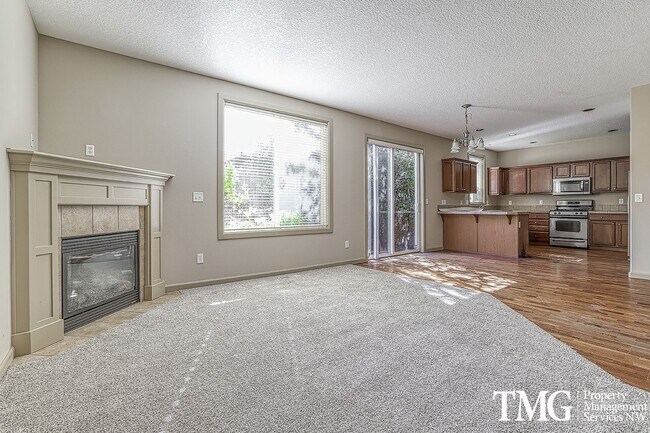 Foto del edificio - Spacious 4 Bedroom Craftsman Style Home!