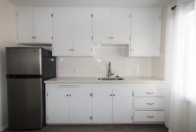 Building Photo - 719 E Medio St