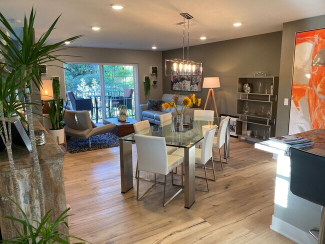 Foto del edificio - Luxurious 2 Bedroom w/ Office in La Jolla ...