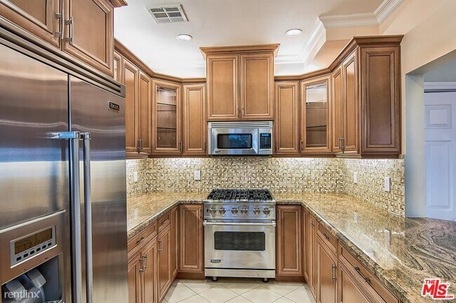 Building Photo - 3 br, 2 bath Condo - 530 N Bronson Ave