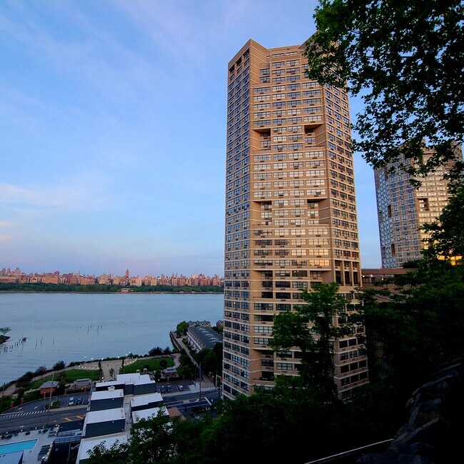 Foto del edificio - 7004 Kennedy Blvd E