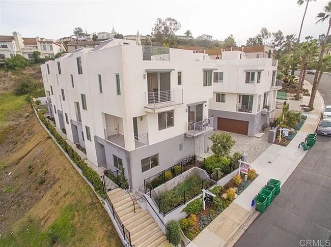 Building Photo - Beautiful 4br, 3.5b Townhouse, Sky Roof Deck