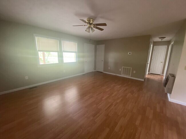 Family room - 187 Hayes Rd