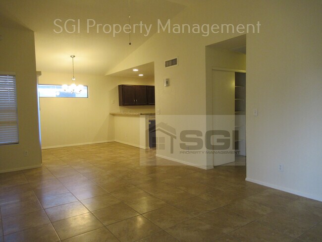 Foto del edificio - 8725 W Bluefield Ave