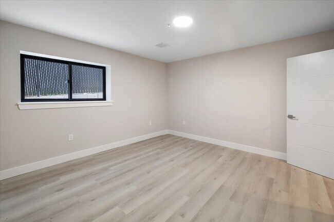 Building Photo - 524 64th St