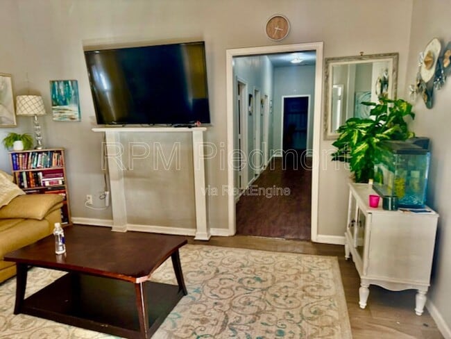 Photo - 807 Hall St NW House