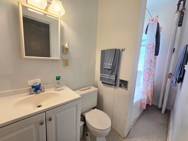 Building Photo - 2402 E Webster Pl