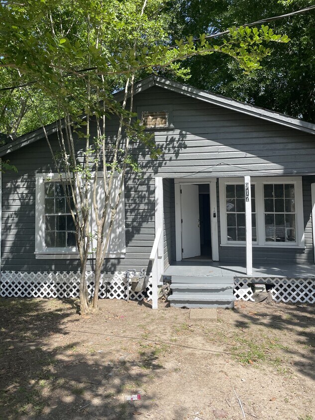 Building Photo - 917 Atkinson