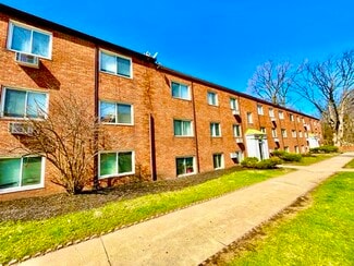 Building Photo - Royal Oaks