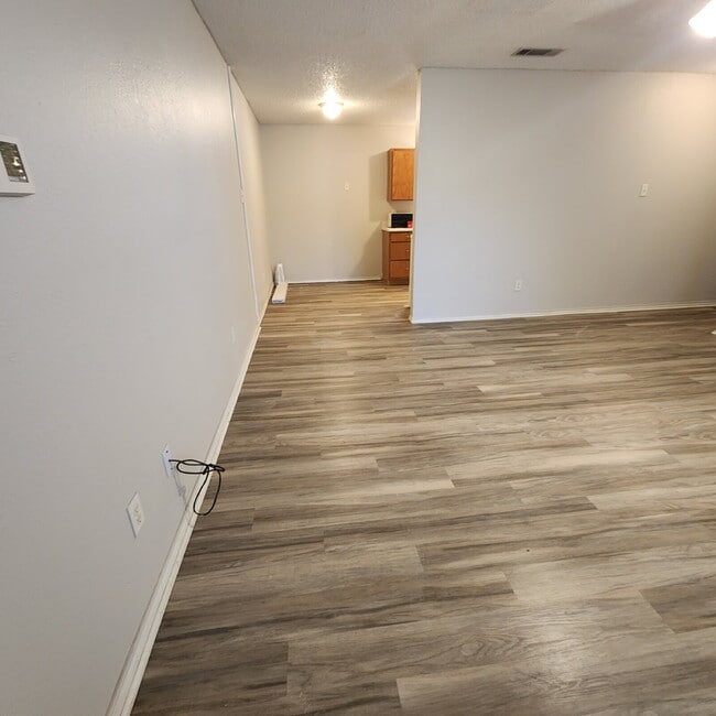 Building Photo - Cute 2/1 with spacious living area.