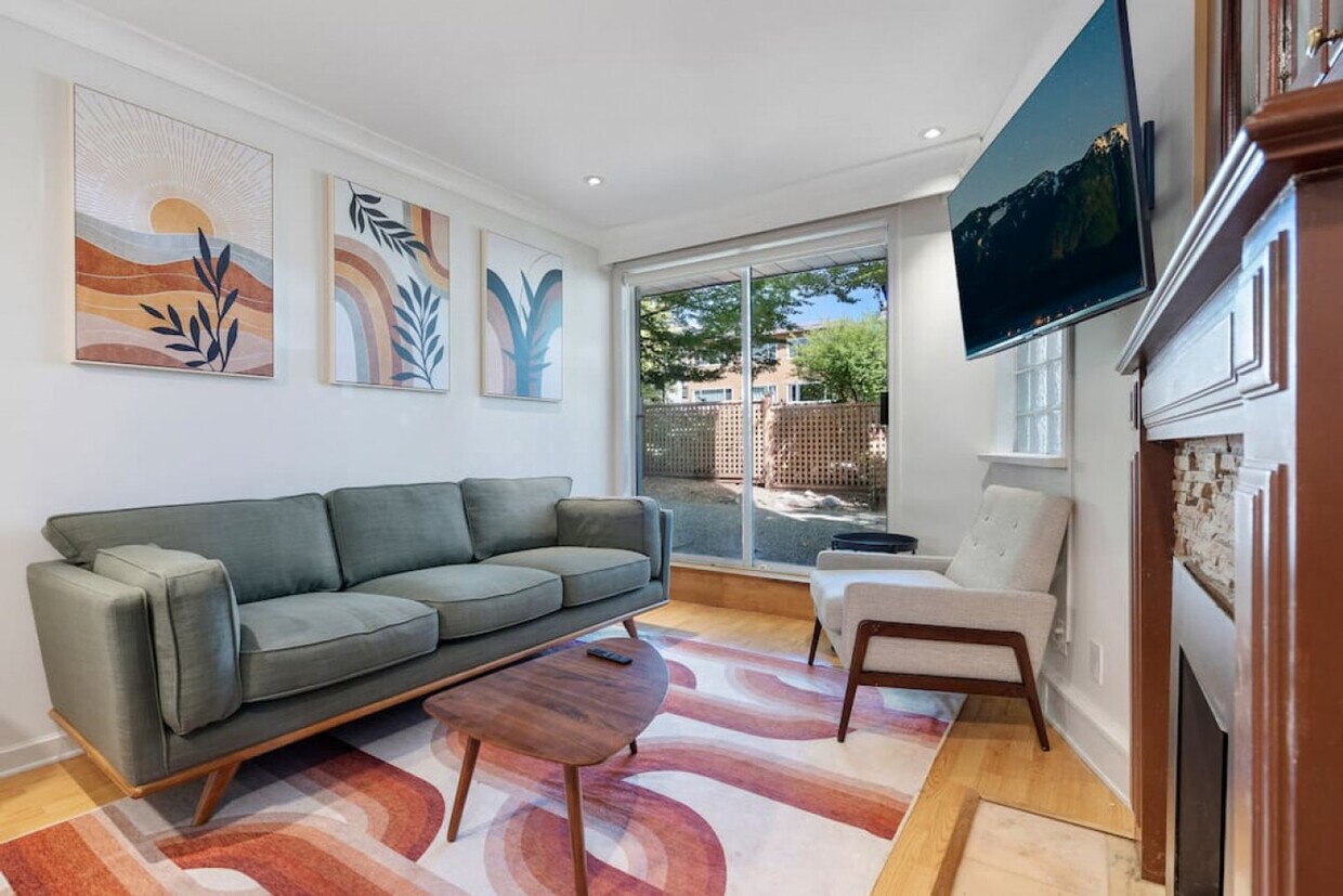 Primary Photo - 1126 W 11th Ave