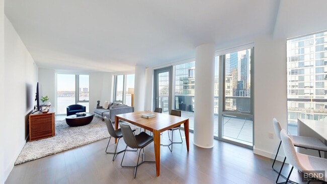 Building Photo - 635 W 59th St