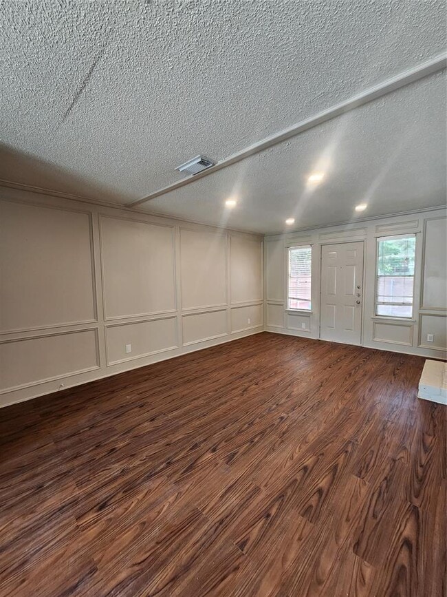 Building Photo - 2900 Lovell Dr