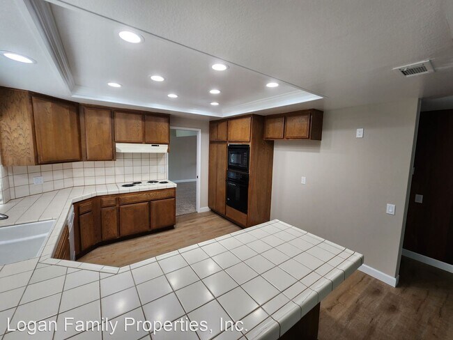 Building Photo - 4 br, 3 bath House - 2865 Arnoldson Ave.