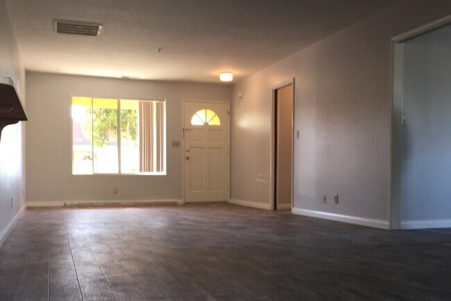 Foto del edificio - 1417 Sweet Briar Cir