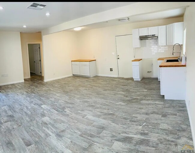 Kitchen / Dinning area - 1901 Gage St