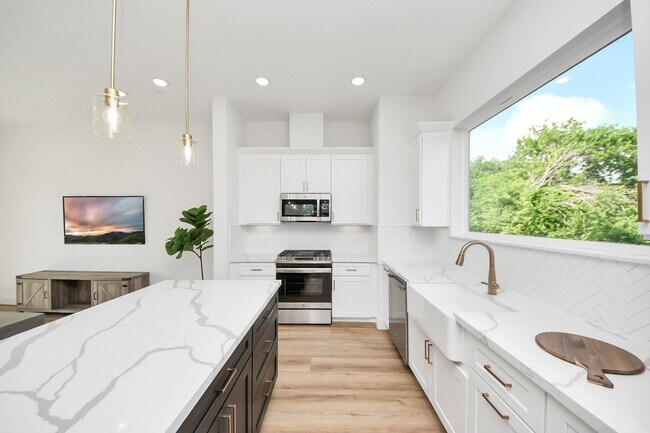 Foto del edificio - 2424 Harrington St