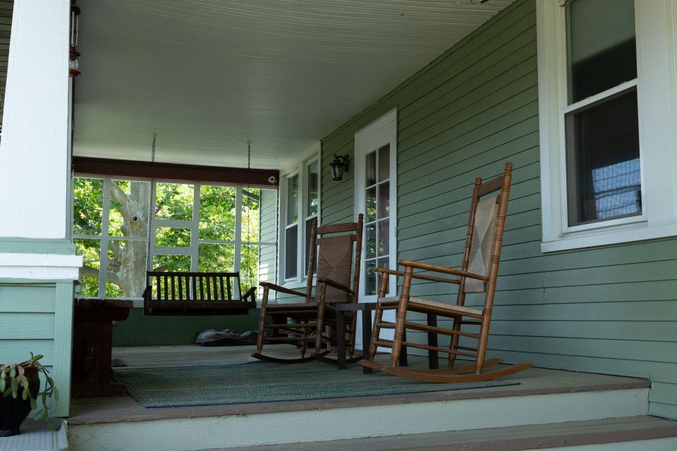 Relaxing Front Porch - 801 N Main St