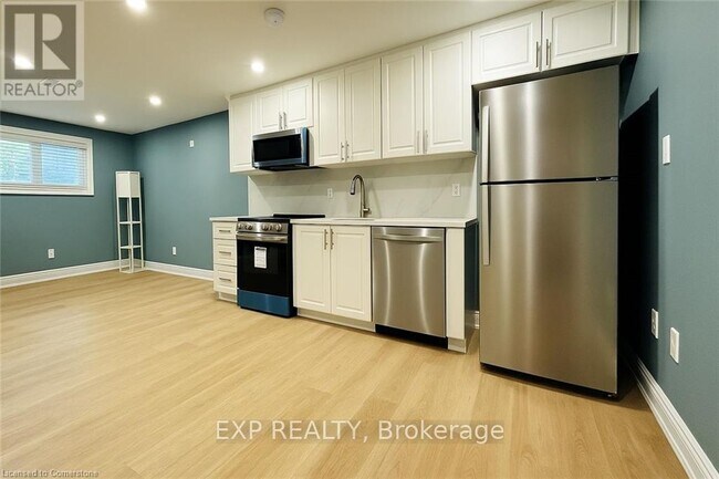 Building Photo - 255 Pineland Pl