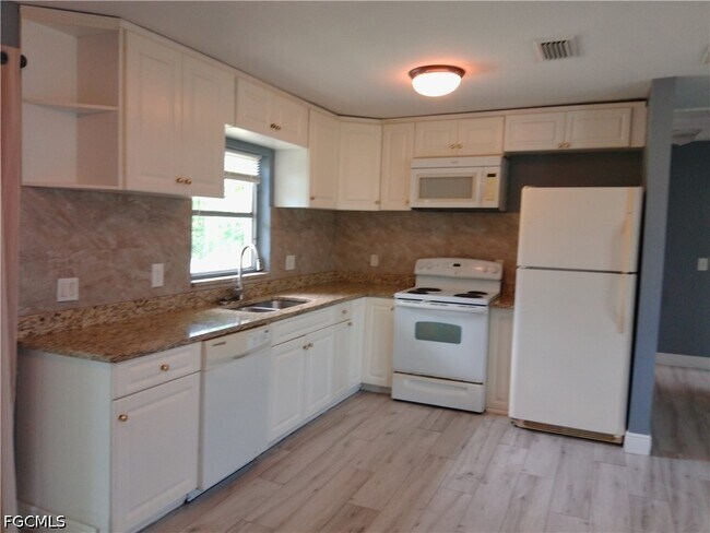 Building Photo - 893 Iris Dr