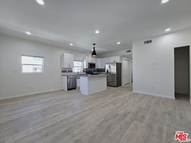 Foto del edificio - 2826 3/4-2824 Leeward Ave