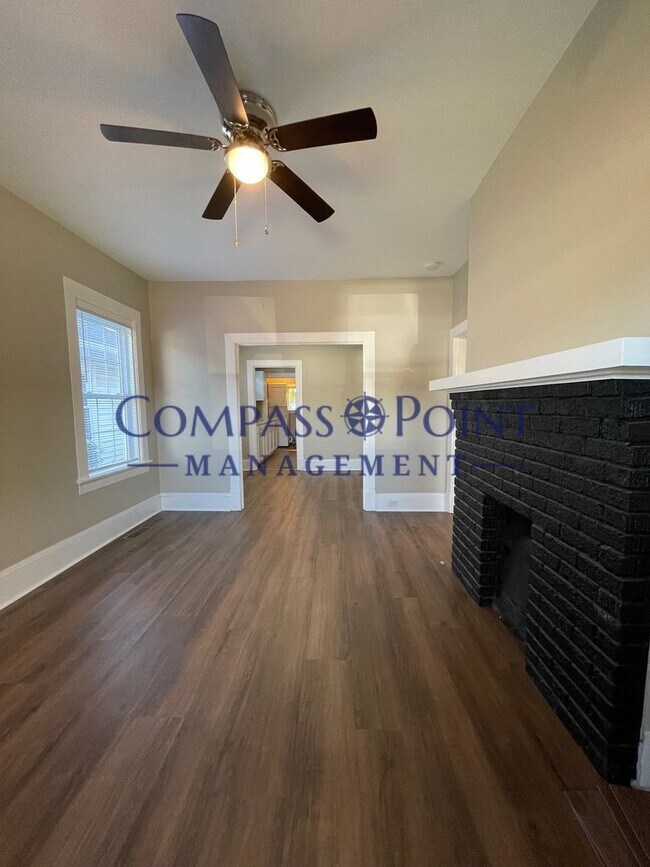 Foto del edificio - Newly Renovated Just For You! First Month'...