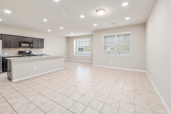 Building Photo - 2880 Donnell Dr