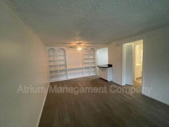 Foto del edificio - 4377 E Michigan St