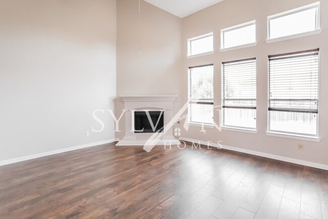 Building Photo - Your dream home awaits!