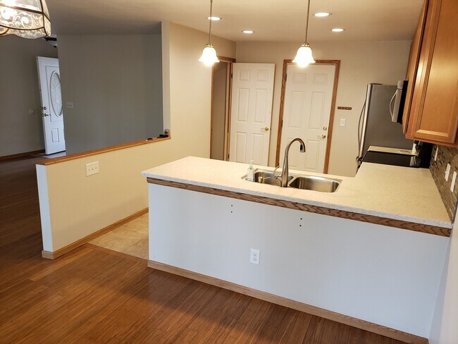 Building Photo - BEAUTIFUL HOME IN BROOMFIELD WITH FENCED IN YARD - AVAILABLE 8/6/26