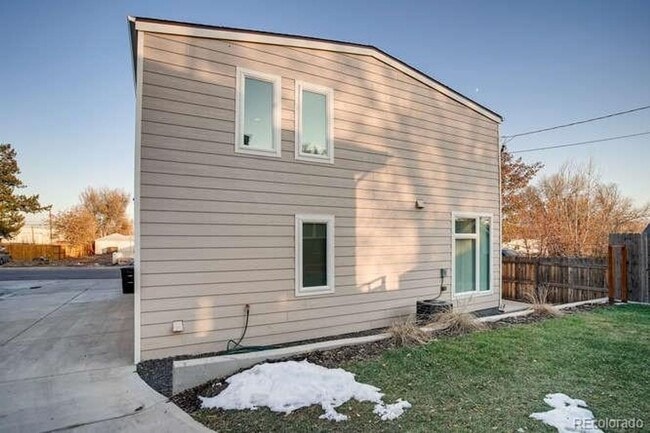 Building Photo - Updated Contemporary Designed Home! Great ...