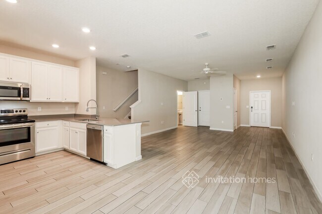 Building Photo - 7373 Palm Hills Dr