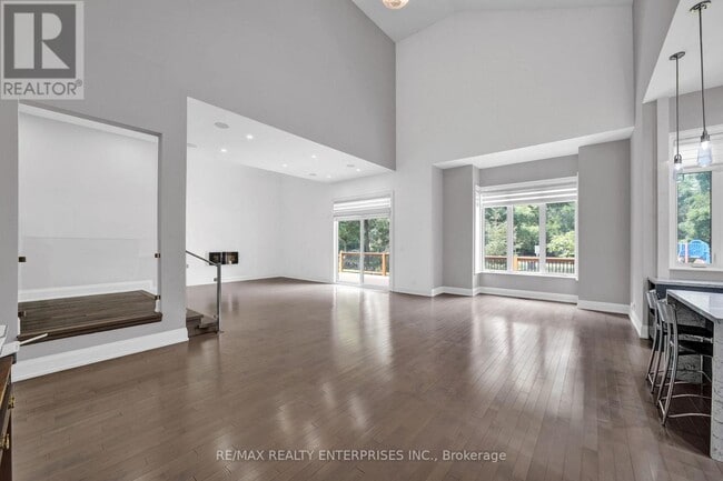 Photo du bâtiment - 1233 Lorne Park Rd