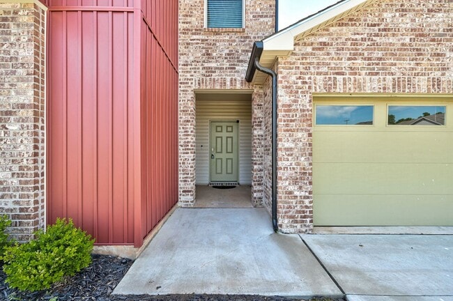 Building Photo - Massive 4BD/2BTH and 2 Car garage Home! Ri...