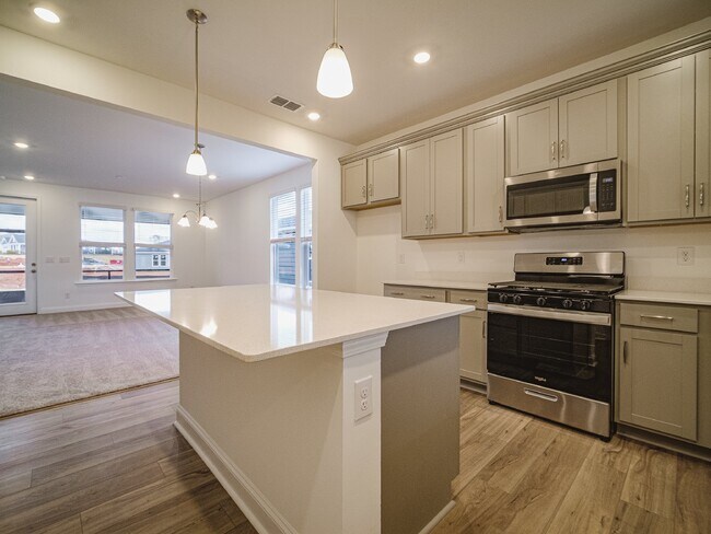 Building Photo - "Charming 2-Bed, 2-Bath Belmont Gem with Elegant Design"