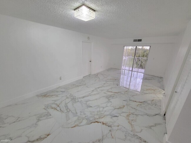 Building Photo - 2 br, 2 bath Condo - 8240 SW 210th St
