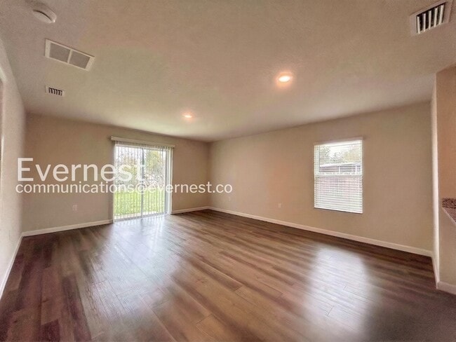 Building Photo - 25 Raeland Ln