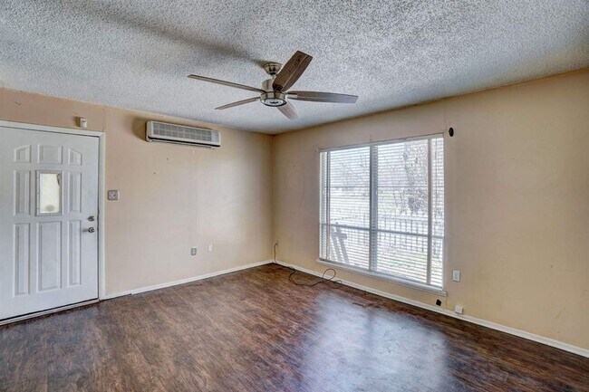 Building Photo - 422 NW Greenmeadow Dr