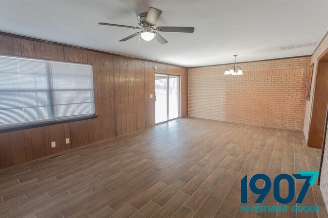 Building Photo - 927 Barbour Ave