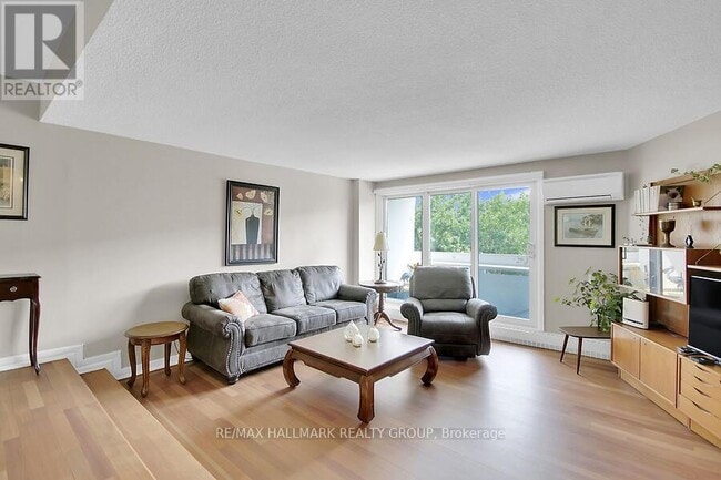 Building Photo - 1081-1081 Ambleside Dr
