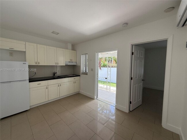 Building Photo - 242 NE 55th Terrace